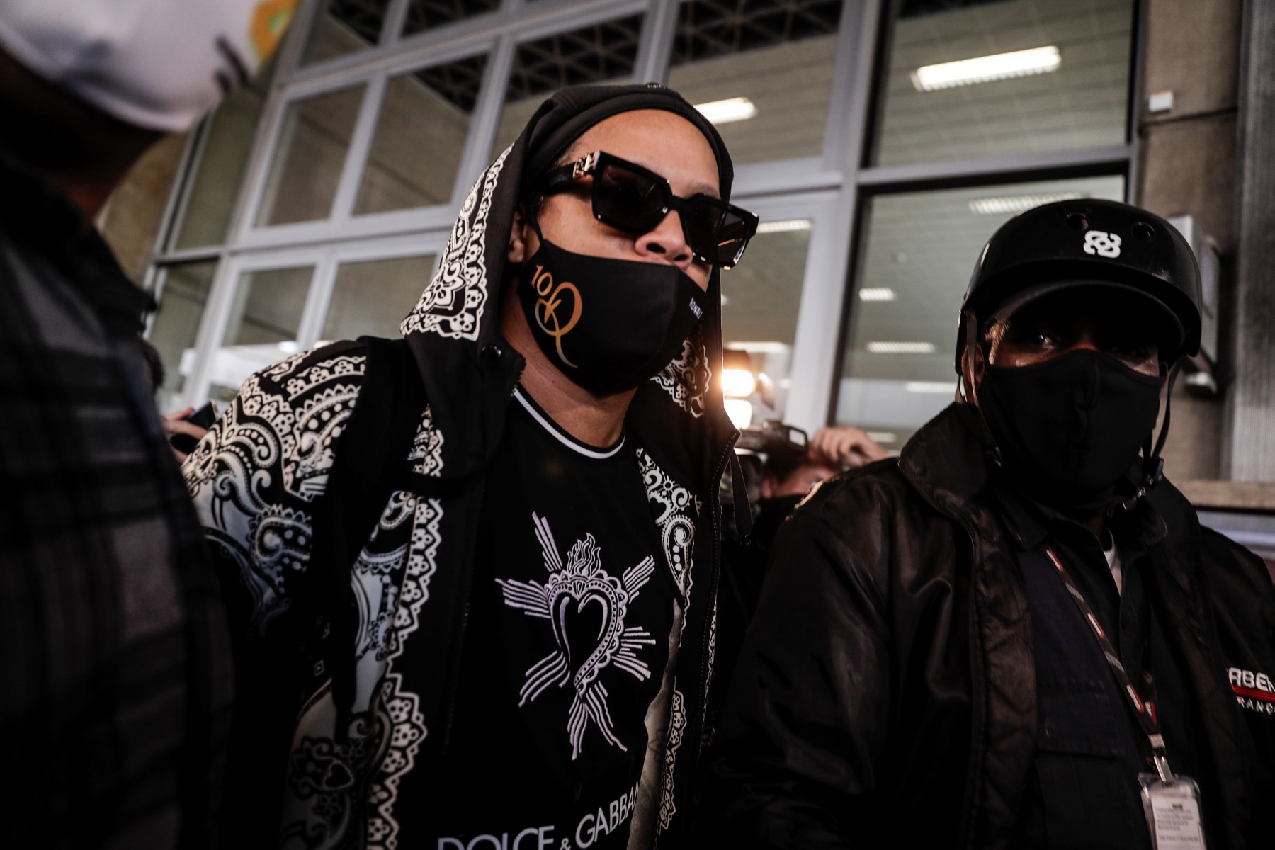 Ronaldinho vrea să facă magie și cu microfonul. „Dințosul” vrea să scoată 8 melodii anul acesta