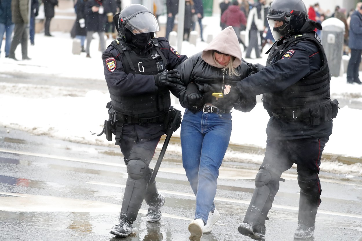 Patru jurnaliști ruși au fost arestați pentru instigarea minorilor la protestele ce îl susțin pe Navalnîi