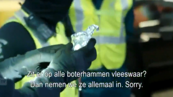 Urmări ale Brexitului: Imagini cu vameși olandezi care confiscă sandvișuri cu șuncă de la șoferii britanici