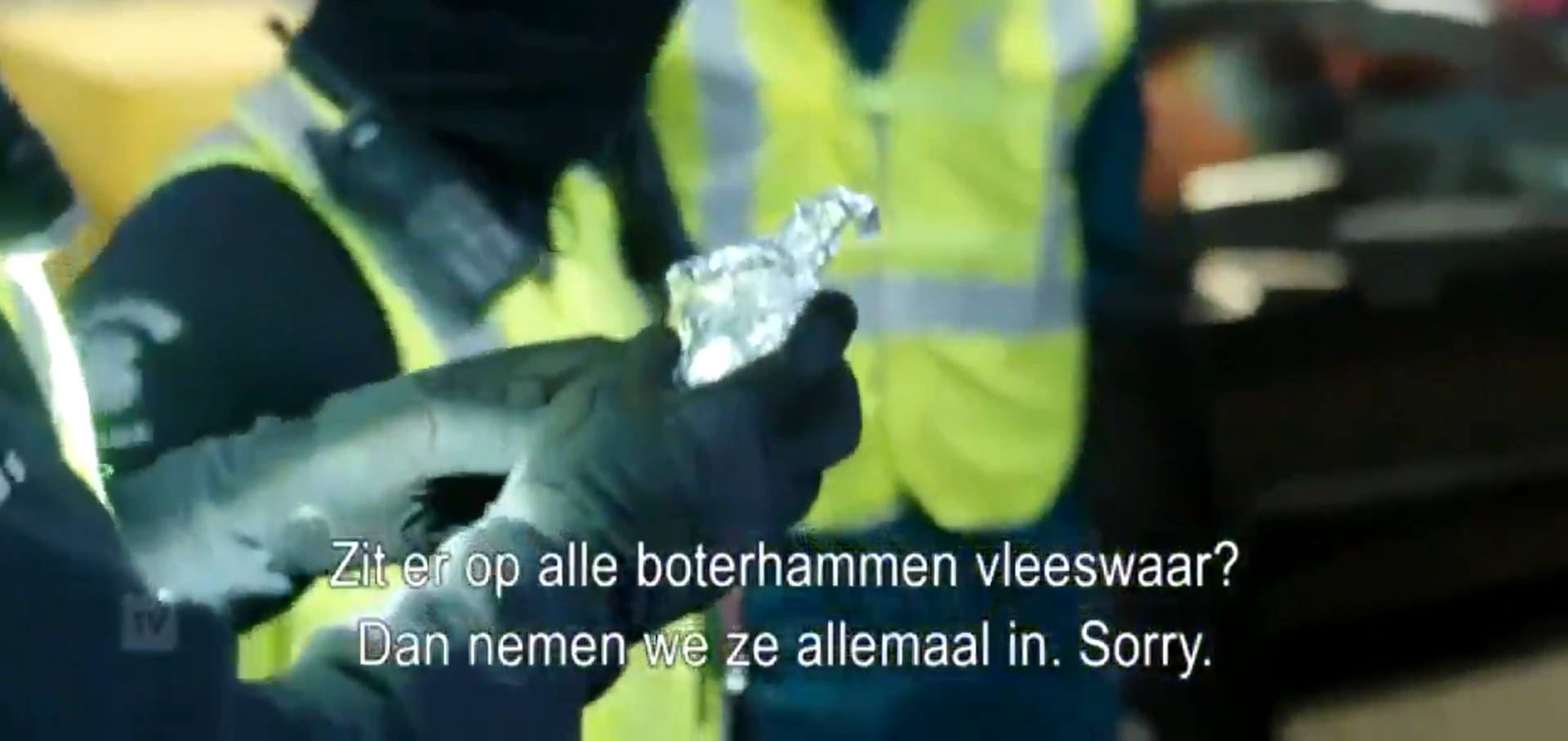 Urmări ale Brexitului: Imagini cu vameși olandezi care confiscă sandvișuri cu șuncă de la șoferii britanici