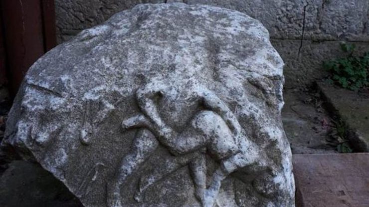 Bucată de sarcofag, evaluată la aproximativ 2.500 de euro, găsită în locuința unui bărbat din Constanța