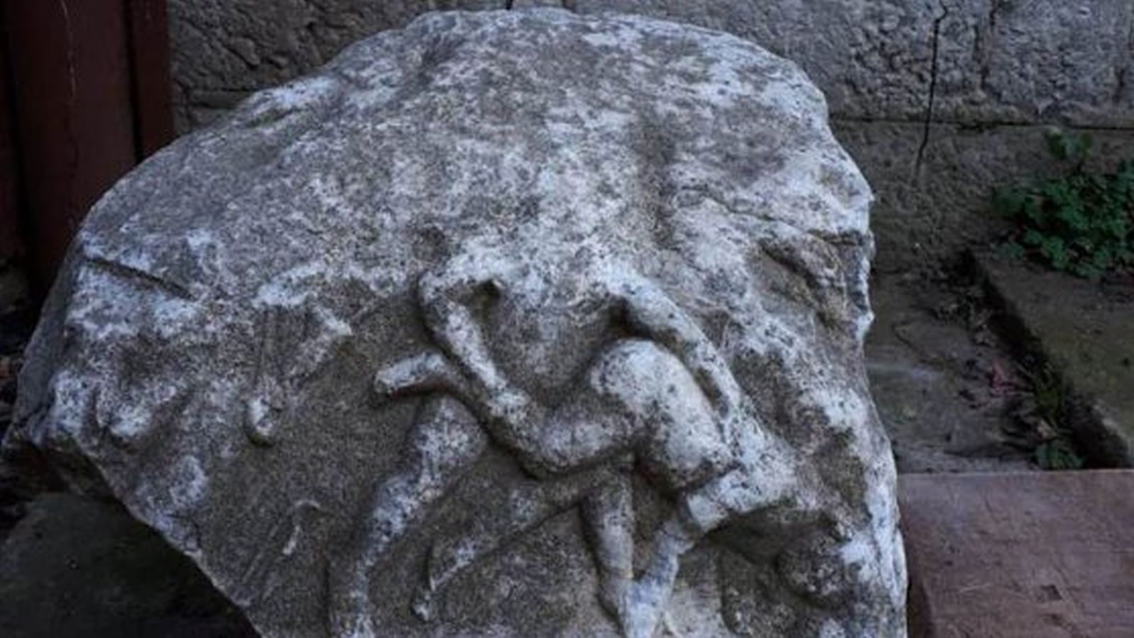 Bucată de sarcofag, evaluată la aproximativ 2.500 de euro, găsită în locuința unui bărbat din Constanța