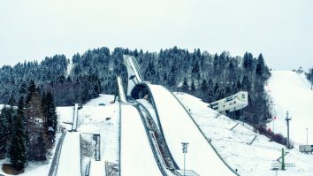 Când ești pasionat de ski, te dai și cu spatele. Săritura incredibilă a lui Fabian Bosch de pe o trambulină de peste 100 de metri