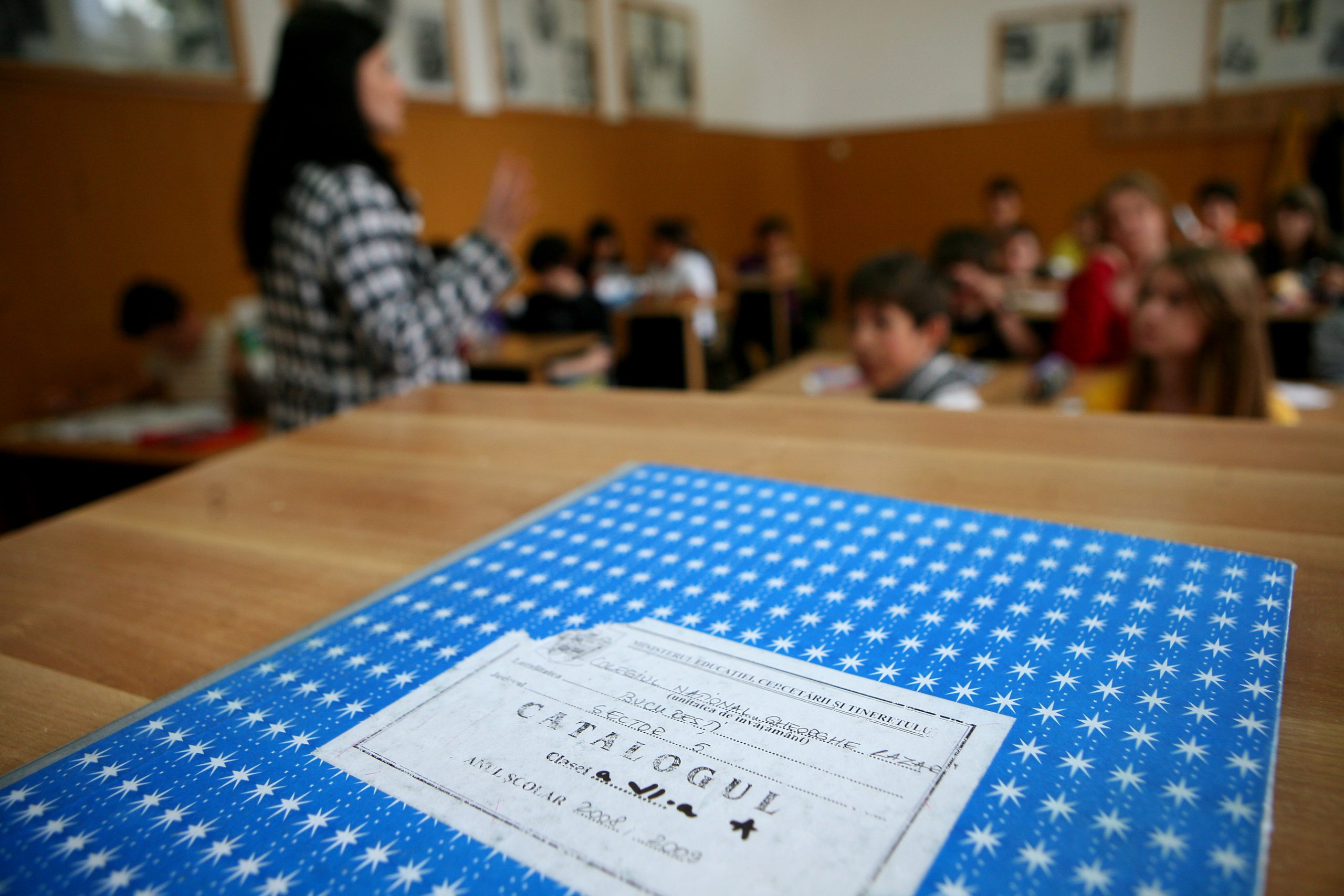 Profesorii vor să se vaccineze pentru a facilita redeschiderea şcolilor: „Este rolul nostru să le redăm elevilor încrederea în ştiinţă”