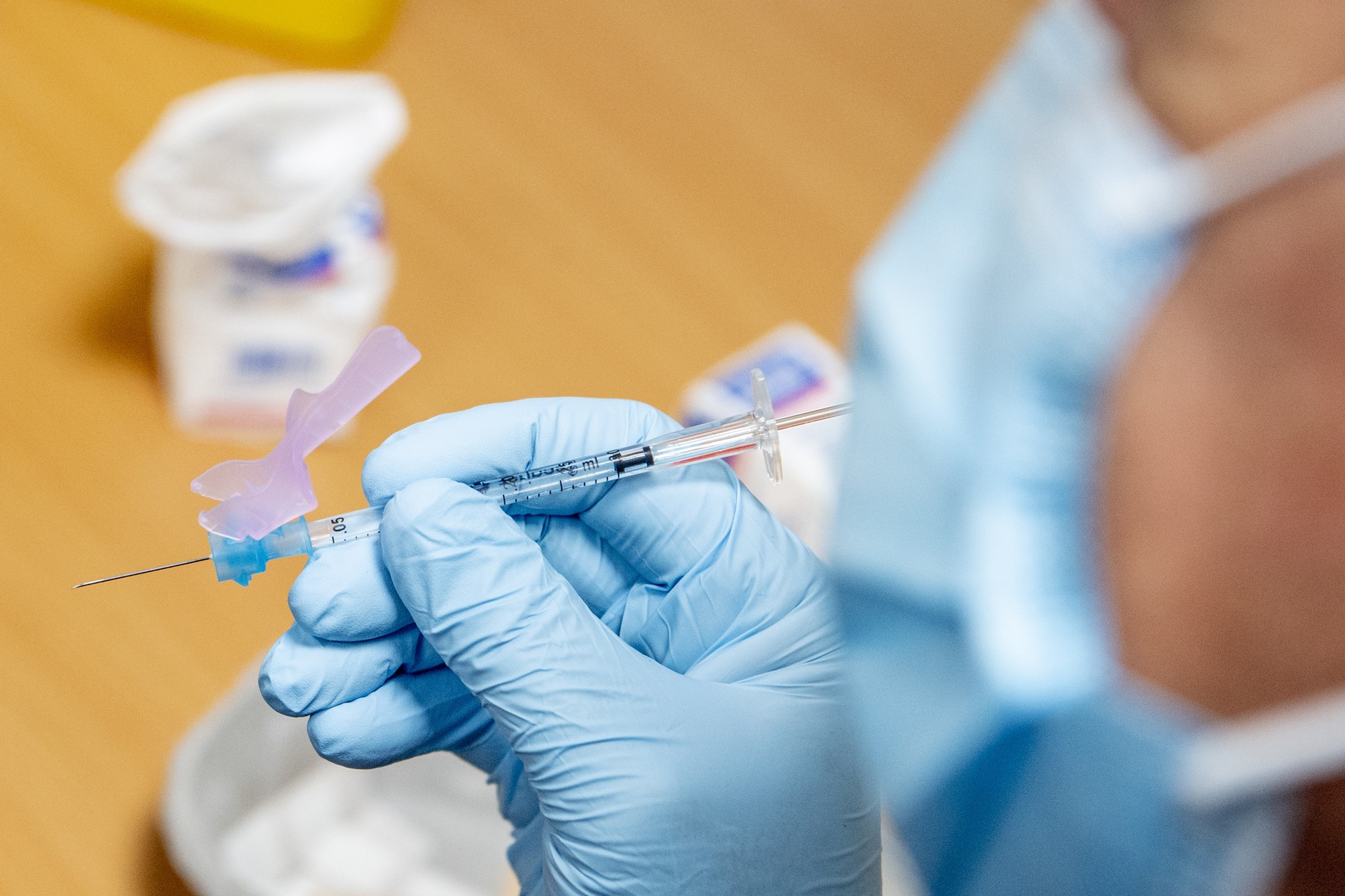 O nouă problemă în campania de vaccinare anti-Covid: Nu avem destule seringi