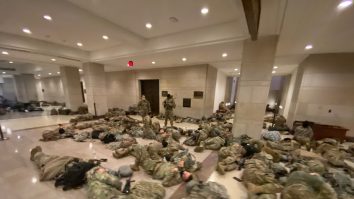 Soldații din Garda Națională dorm pe jos în Capitoliu. Pregătiri ca de război pentru  impeachmentul lui Trump și învestirea lui Joe Biden