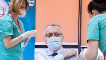 Sorin Cîmpeanu s-a prezentat la vaccinare cu o cămașă specială, cu „buzunar” pe umăr, pentru a nu se dezbrăca