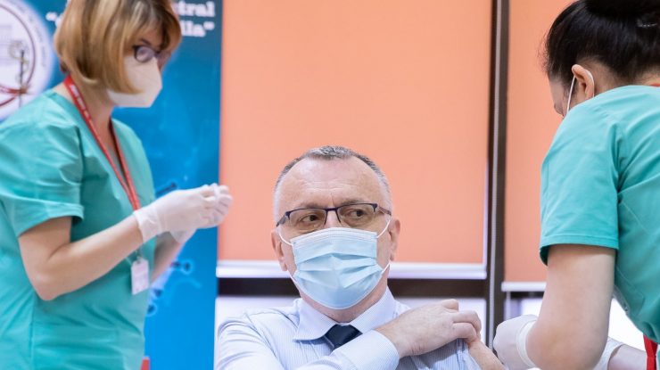 Sorin Cîmpeanu explică de ce a folosit o cămașă specială la vaccinare