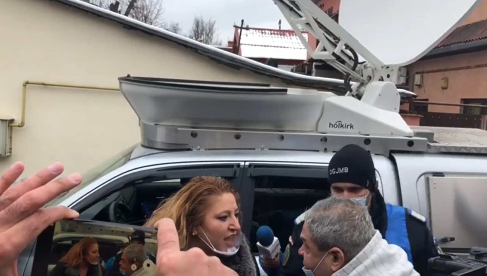 Senatoarea Diana Șoșoacă, scandal în fața institutului Matei Balș: „Să sperăm că a fost doar un accident”