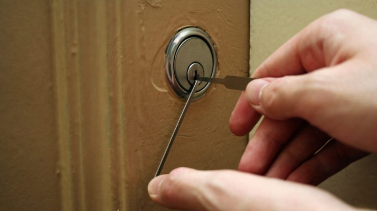 Doi bărbați din Anglia, arestați după ce au sunat la poliție din greșeală. Au fost ascultați în timp ce dădeau spargerea