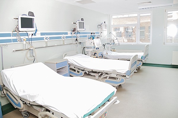 Spitalul de la Lețcani, care a costat 13 milioane de euro, stă închis. Corpul de control al Ministerului Sănătății a găsit mai multe neregului