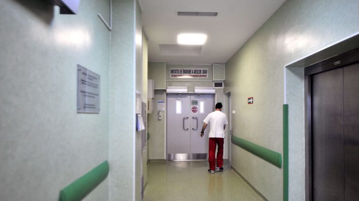 Un pacient mort de Covid-19 la Spitalul Floreasca este de negăsit. Nu este exclus să se fi încurcat cadavrele