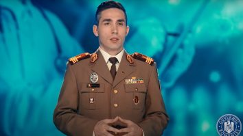 „Sunt colonelul Gheorghiță, permiteți să raportez“. Spotul pro-vaccinare, criticat de Bogdan Naumovici: „Îl faci cu telefonul“