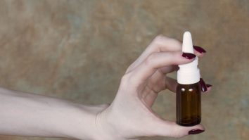 Un nou spray nazal ar putea ajuta la prevenirea transmiterii COVID-19