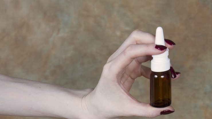 Un nou spray nazal ar putea ajuta la prevenirea transmiterii COVID-19