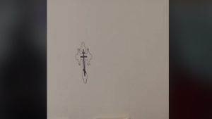 Biserica Ortodoxă lasă trafaletul și trece la tehnologie. Moment viral cu un preot care ștampilează o cruce pe perete. VIDEO