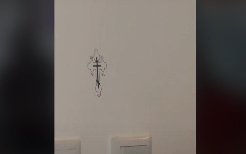 Biserica Ortodoxă lasă trafaletul și trece la tehnologie. Moment viral cu un preot care ștampilează o cruce pe perete. VIDEO