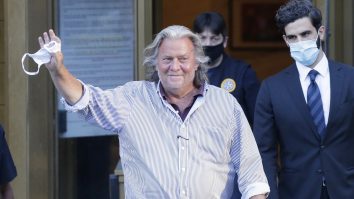 Procesul grațierilor în masă continuă. Donald Trump l-a grațiat pe Steve Bannon