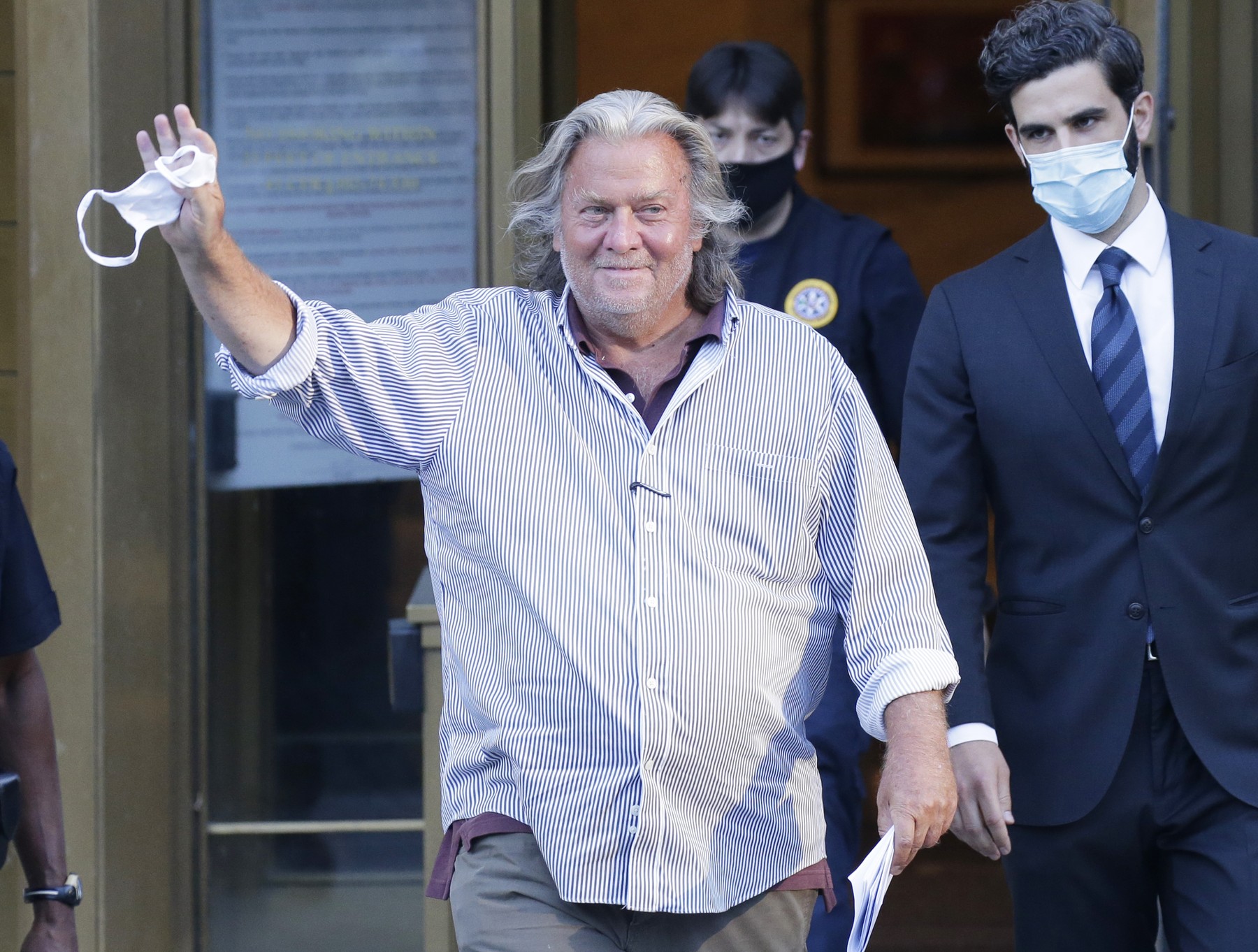 Procesul grațierilor în masă continuă. Donald Trump l-a grațiat pe Steve Bannon