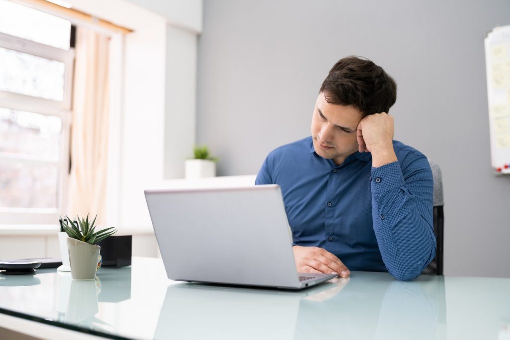 Deconectare după work from home, propunerea de lege care ar putea combate cazurile de extenuare și anxietate cauzate de telemuncă