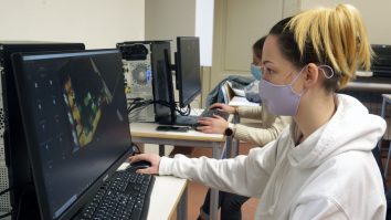 Tinerii sunt tot mai atrași de IT, datorită salariului și programului flexibil. Cum îi pregătește școala pentru domeniu