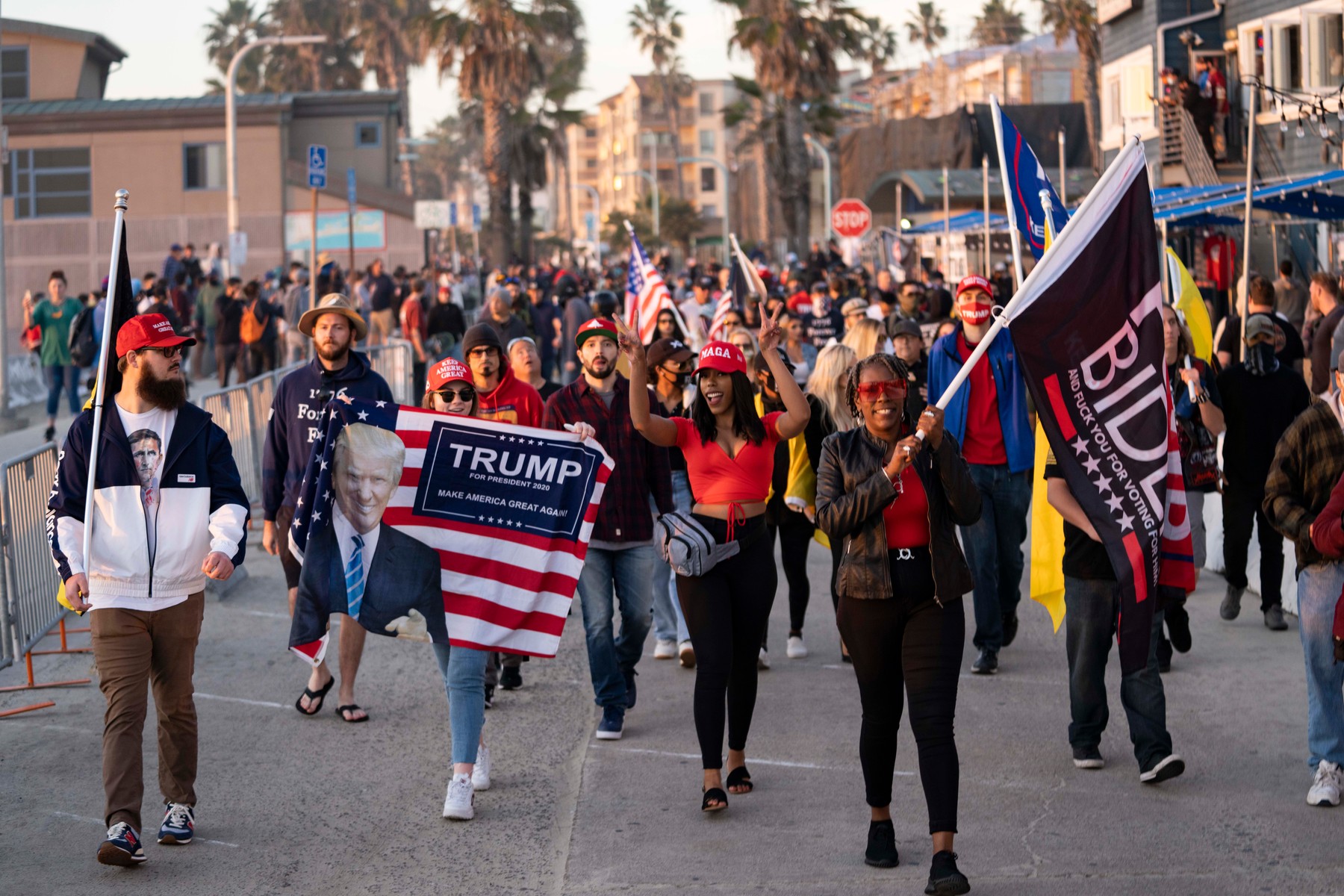 Facebook șterge postările susținătorilor lui Trump. Twitter și Amazon iau măsuri pentru a limita răspândirea conspirațiilor  „Opriți furtul”