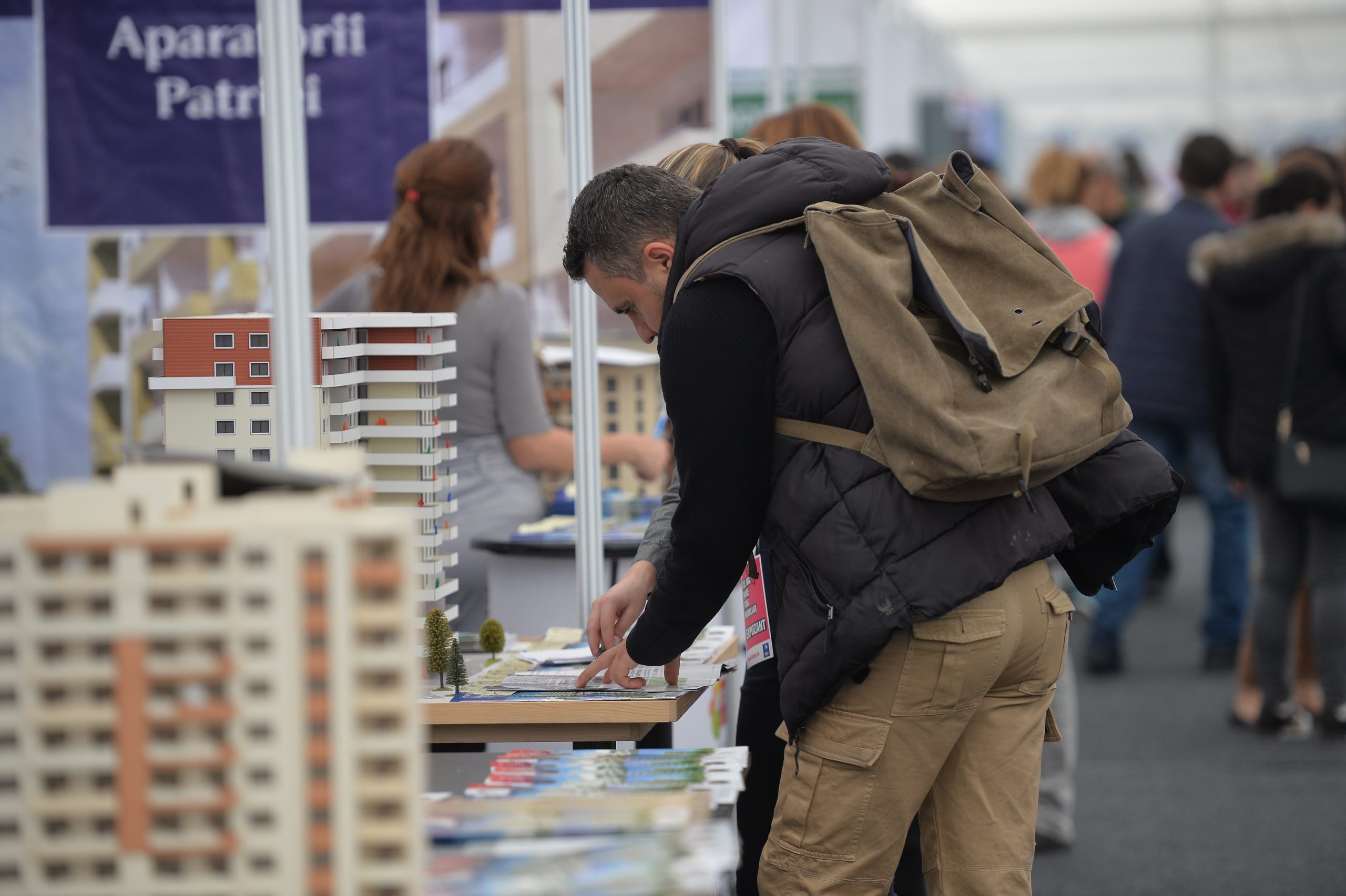 Piața imobiliară. Bucureștenii cumpără locuințe, în timp ce la nivel național, vânzările stagnează