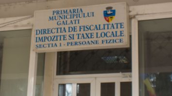 Fără distanţare socială la Direcţia de Taxe şi Impozite Galaţi. Sute de oameni au stat în frig