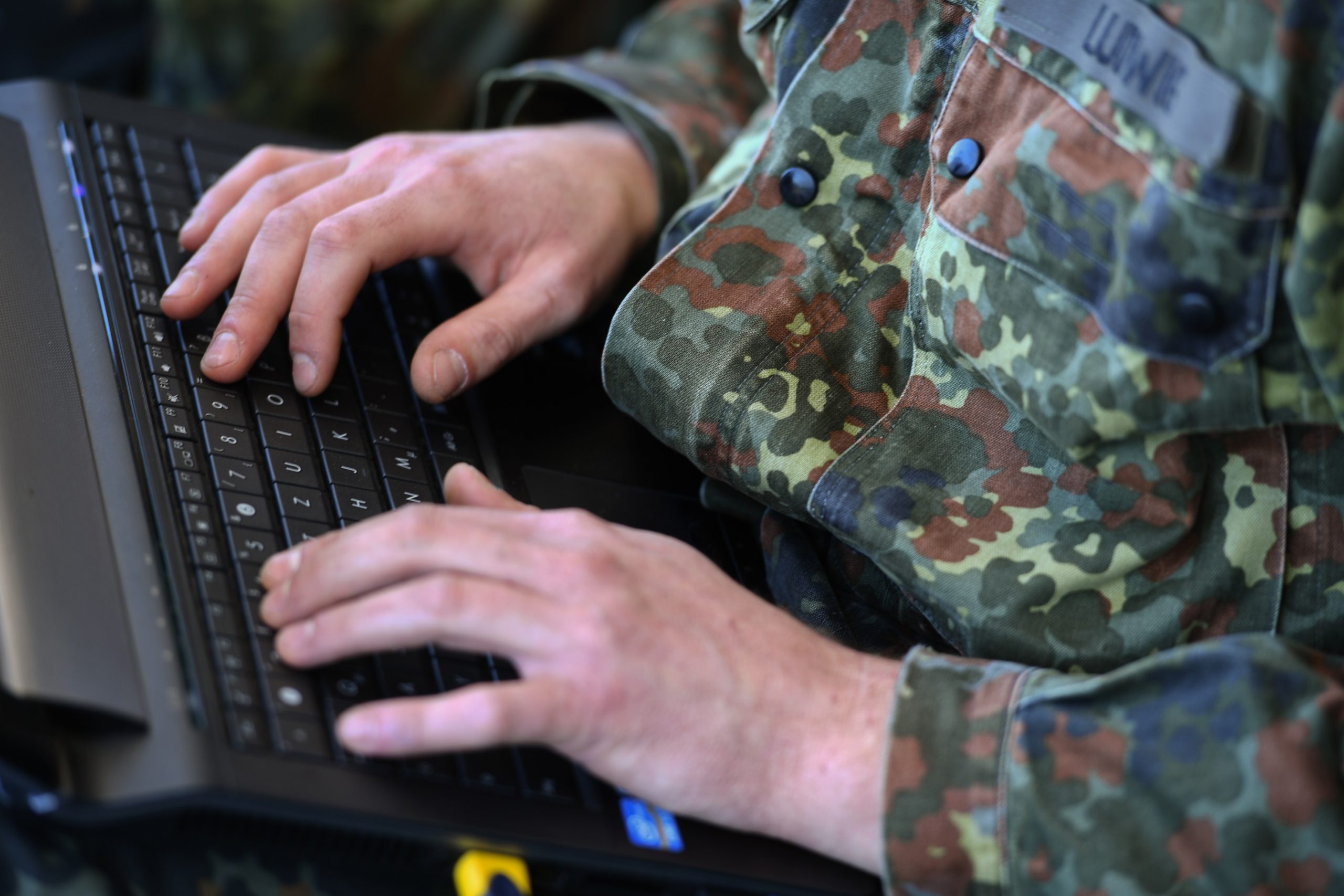 Elveția introduce „armata online”. Cum funcționează „teleserviciul militar”