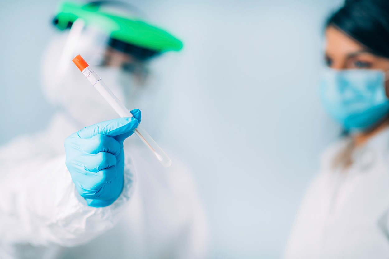 BILANȚUL ZILEI. 1.509 cazuri noi de COVID-19 în ultimele 24 de ore și peste 1000 de pacienți la ATI