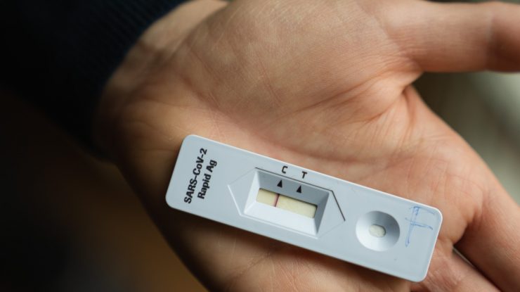 Reacțiile medicilor după ce s-a anunțat că testele rapide vor fi numărate: „Vom fi mai aproape de numărul real de infectări“