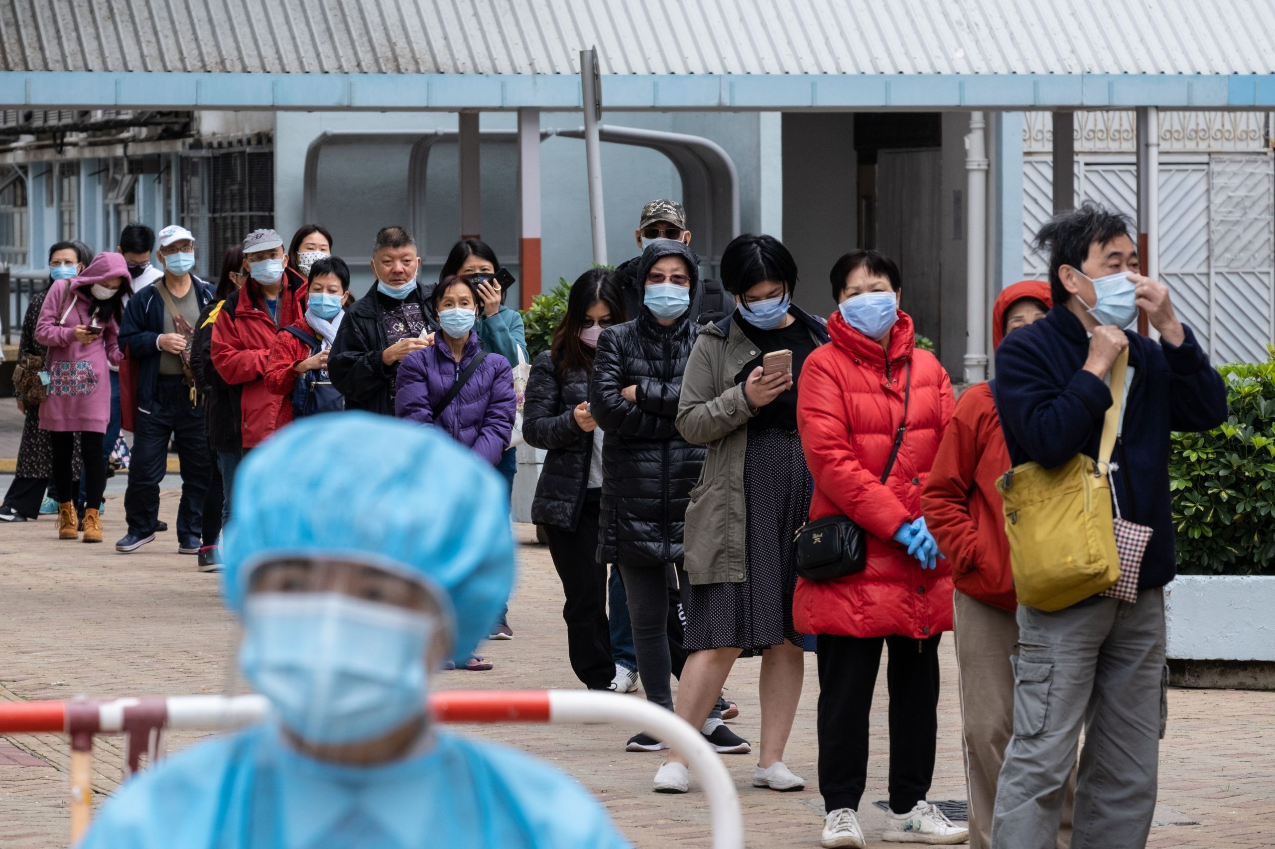 După trei ani, Hong Kong renunţă la amenda de 1.000 de dolari pentru lipsa măştii de protecţie