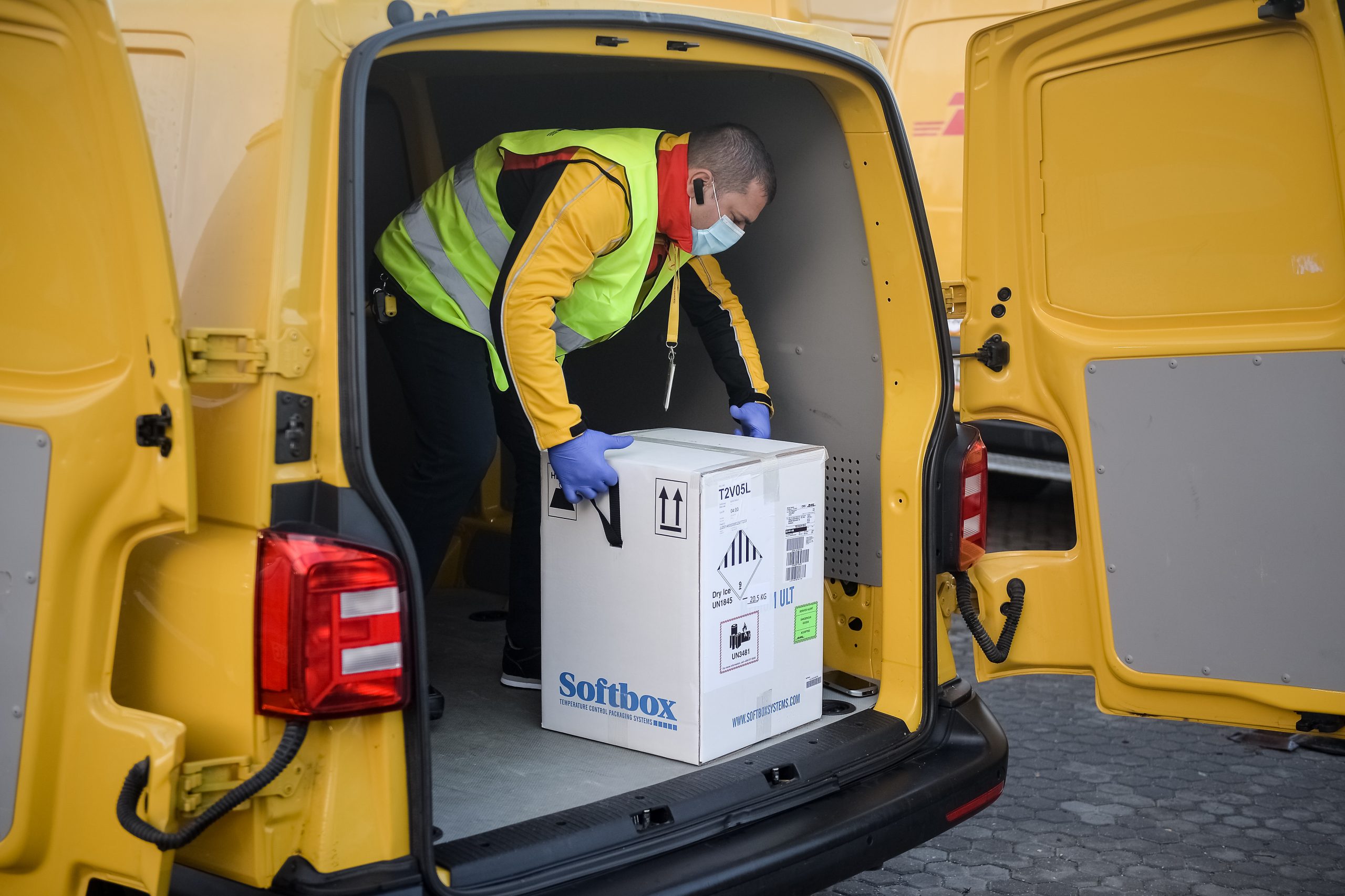 Transportul, piedică importantă în campania de vaccinare. O firmă de curierat din România, dispusă să ajute