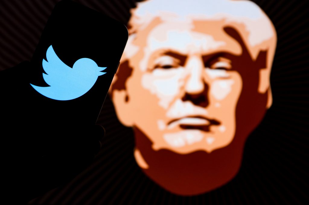 Twitter a pierdut peste 2 miliarde de dolari după suspendarea contului lui Donald Trump