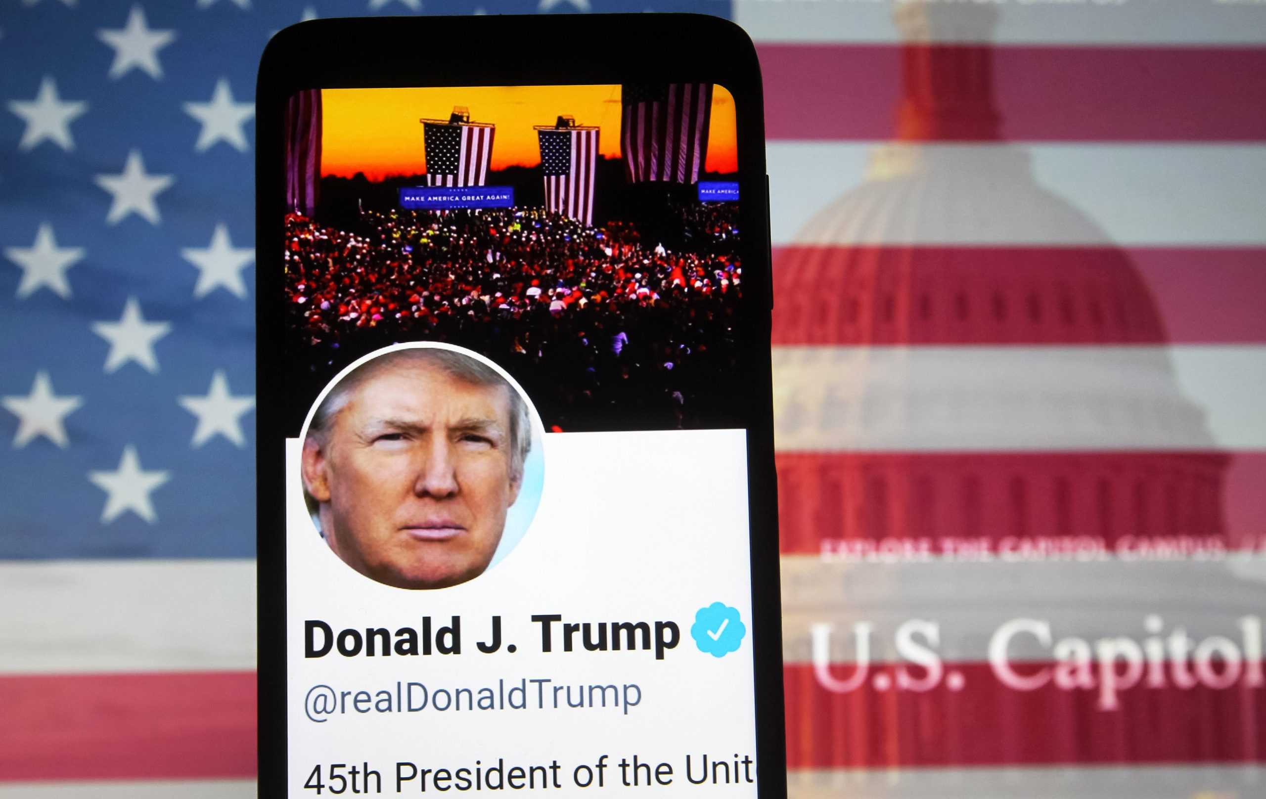 Twitter i-a închis definitiv contul lui Donald Trump