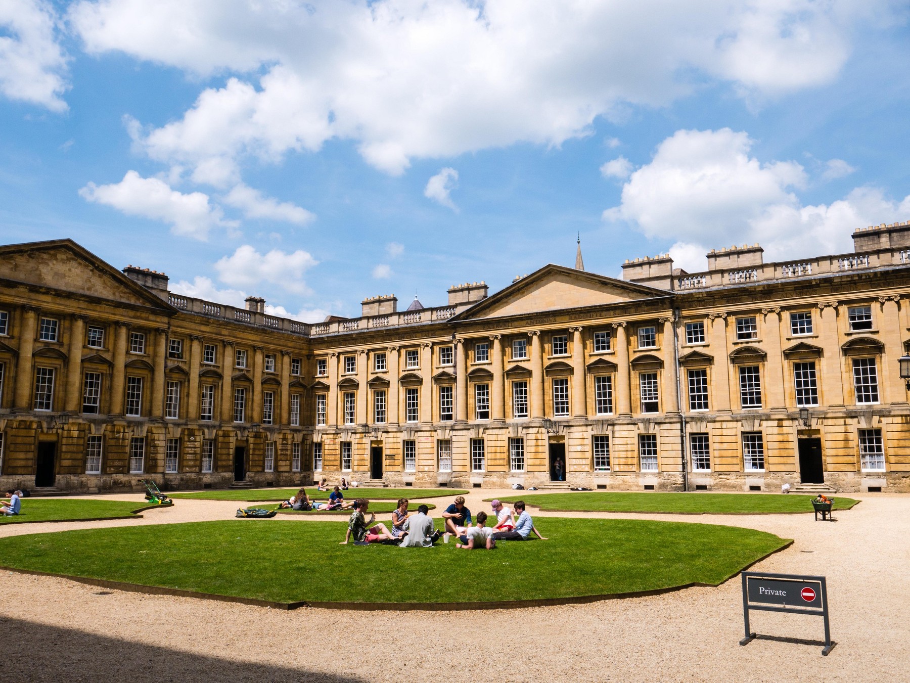 Anglia îngheață taxele universitare, pentru că studenții nu le mai pot plăti. Situația învățământului la nivel mondial