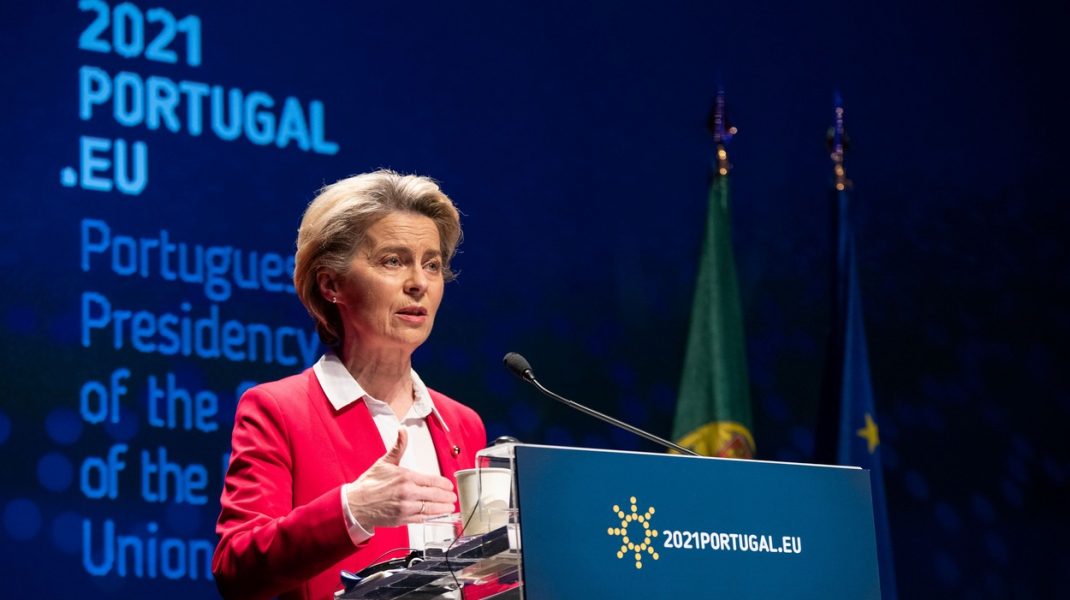 Contractul încheiat între Comisia Europeană și AstraZeneca a fost publicat. Ursula von der Leyen: „Există dispoziții obligatorii pentru livrare”