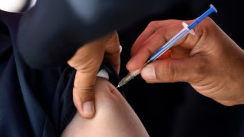 Vaccinul e speranța nepoților și bunicilor. Vârstnicii, gata să fie vaccinați pentru familie