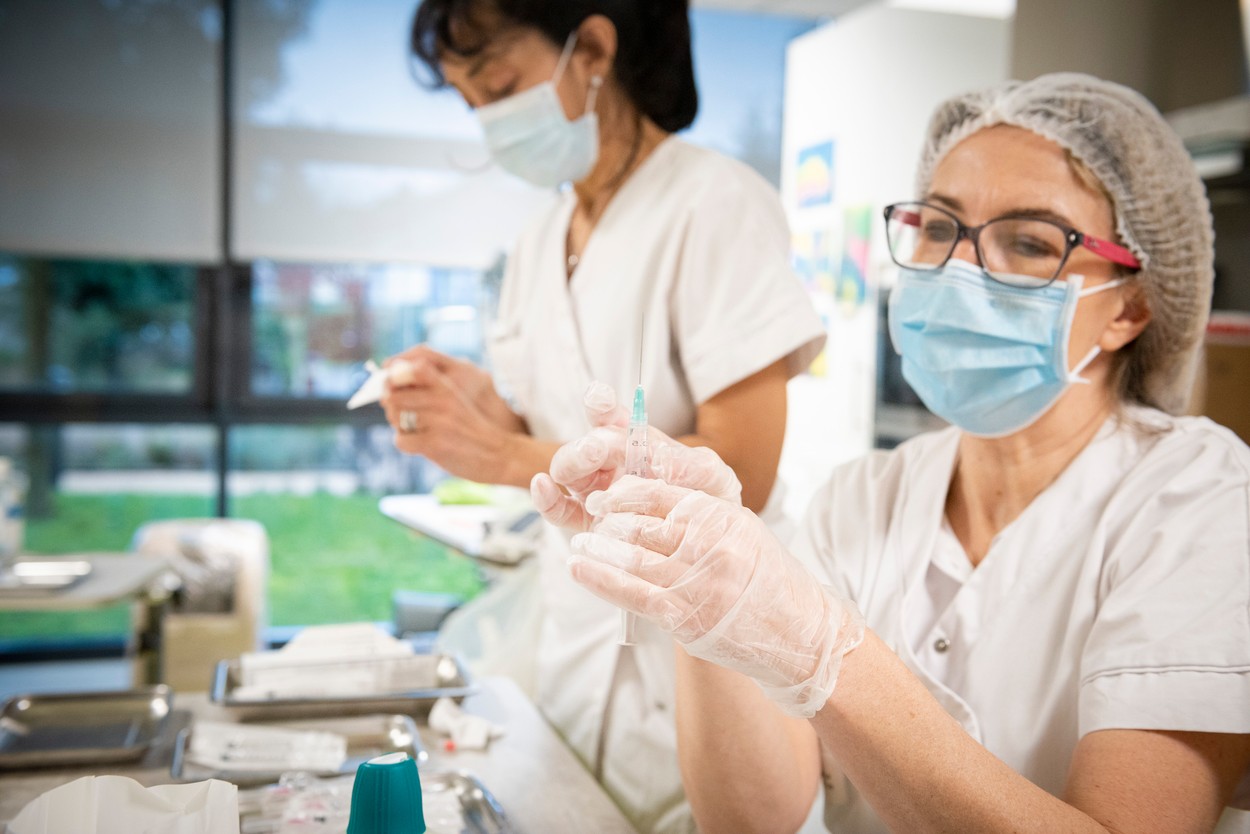 Încă doi români, infectați cu tulpina de coronavirus din Marea Britanie. Cei doi nu au călătorit în afara țării