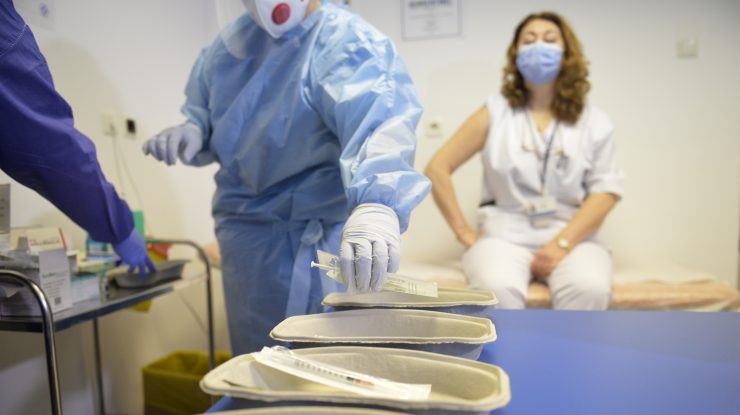 Vaccinarea în masă nu mai poate aștepta. Strategia de vaccinare a României trebuie actualizată