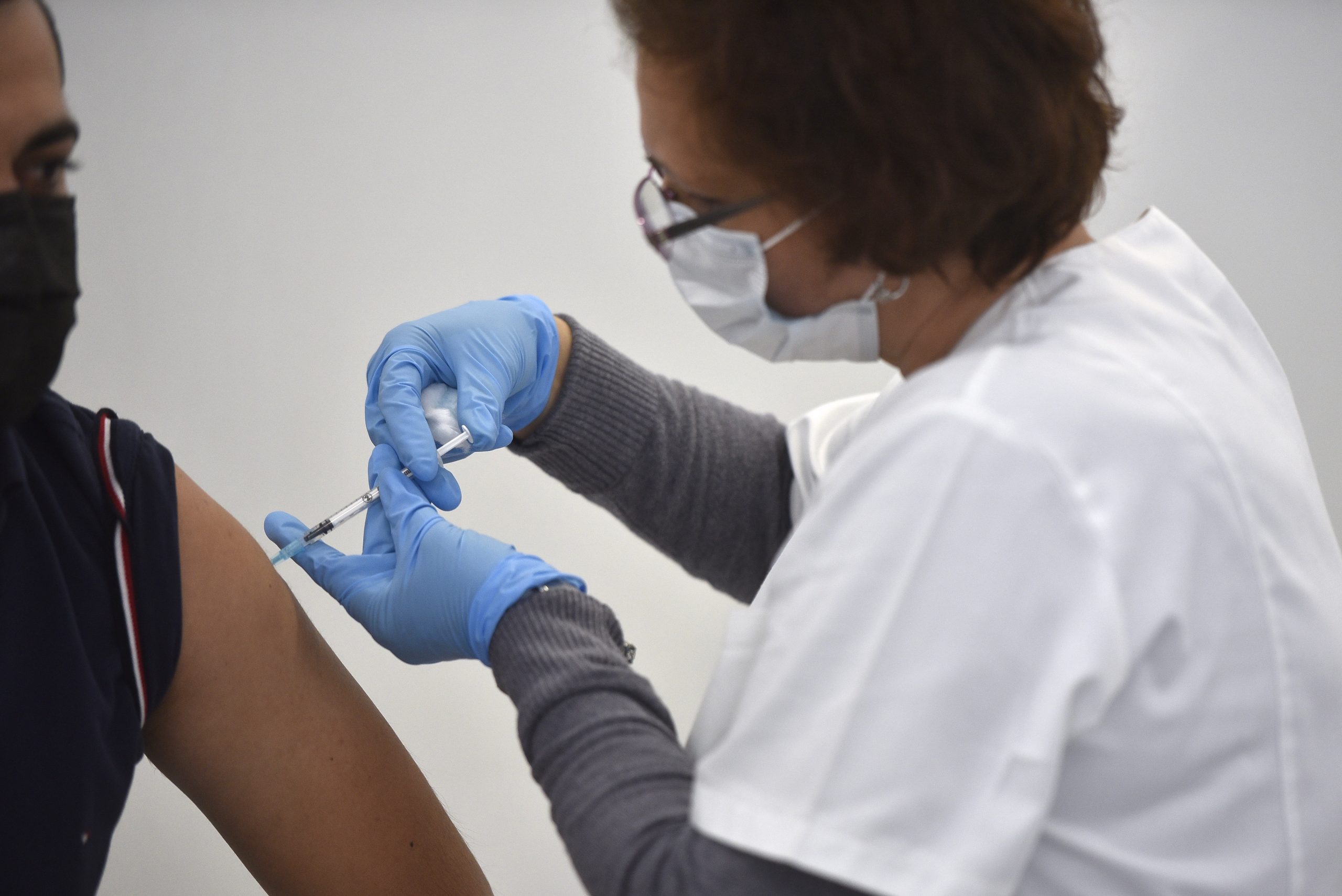 Guvernul modifică Strategia de vaccinare. Mai multe categorii de persoane sunt incluse în etapa a doua