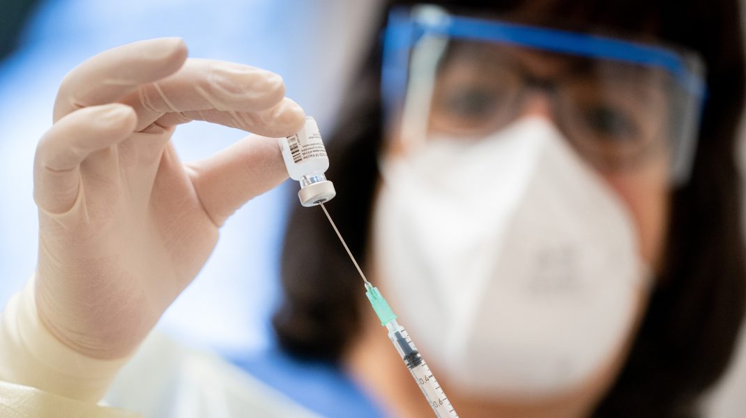 Germania vrea să reglementeze exporturile de vaccinuri din UE