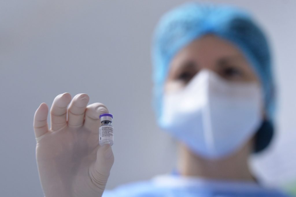 A șaptea tranșă de vaccinuri Pfizer/BioNtech a ajuns în România. Cum sunt distribuite dozele