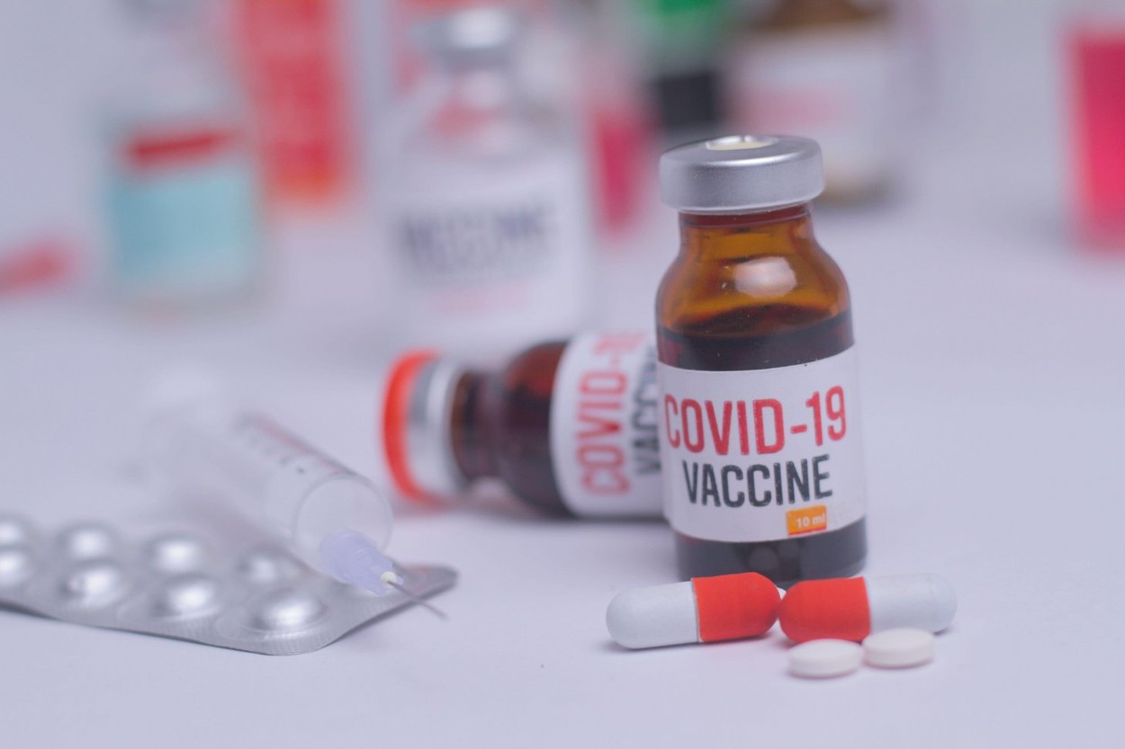 Vaccinul AstraZeneca, vândut pe piața neagră. La ce prețuri pot ajunge dozele contrafăcute