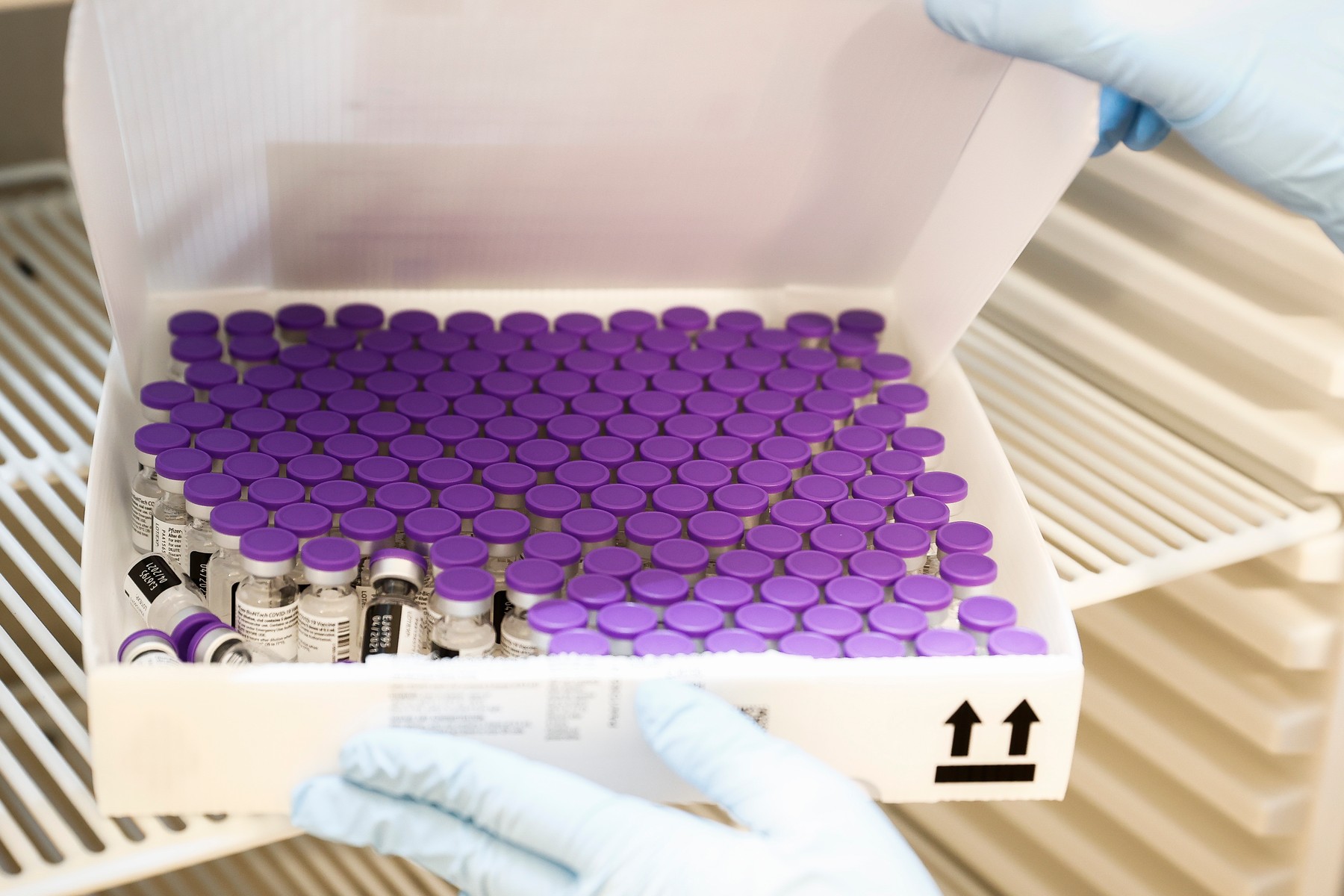 Comisia Europeană le cere  statelor membre transparență în negocierile pe care le au cu producătorii de vaccin