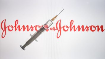 Johnson & Johnson își opreşte temporar producția vaccinului anti-COVID