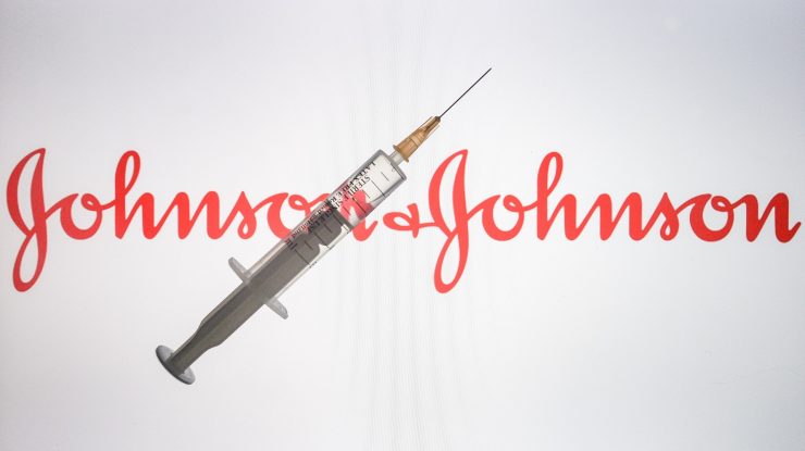 Johnson & Johnson își opreşte temporar producția vaccinului anti-COVID
