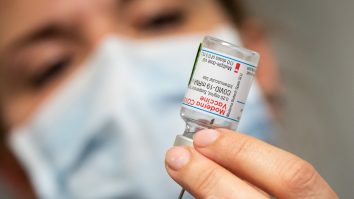 California vrea să întrerupă vaccinarea cu serul Moderna. Epidemiologul șef al statului, îngrijorat din cauza reacțiilor alergice