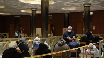 Vaticanul a început să vaccineze persoanele fără adăpost din Roma