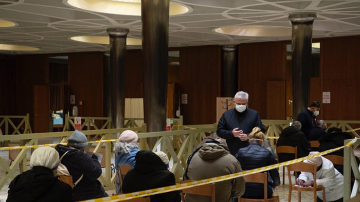 Vaticanul a început să vaccineze persoanele fără adăpost din Roma